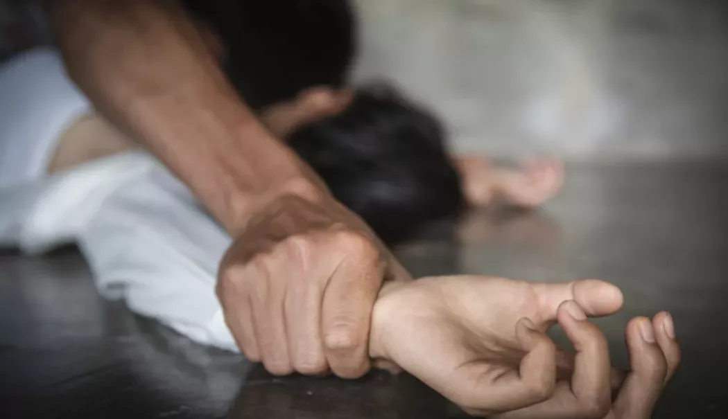 Clipe de groază pentru o româncă. A fost drogată și agresată sexual de soțul prietenei sale
