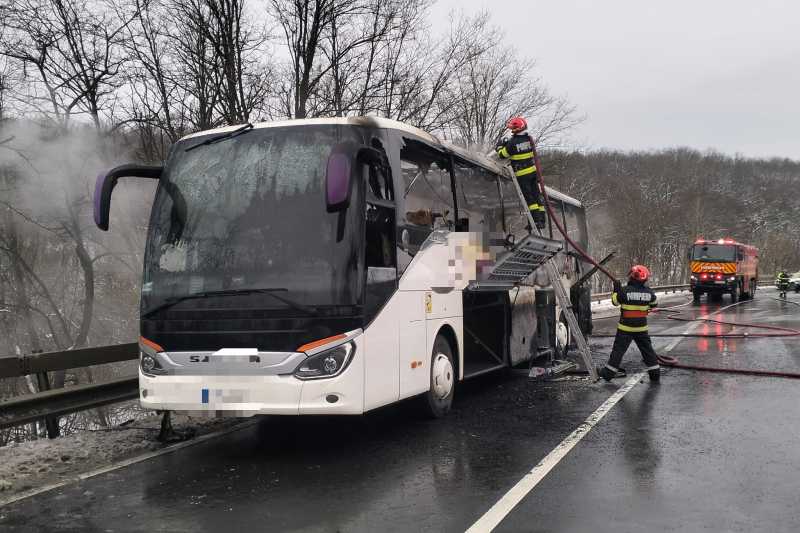 Autocar cu 47 de călători, cuprins de flăcări. Toate persoanele sunt în siguranță - 20260110150742150166-1768050854.webp