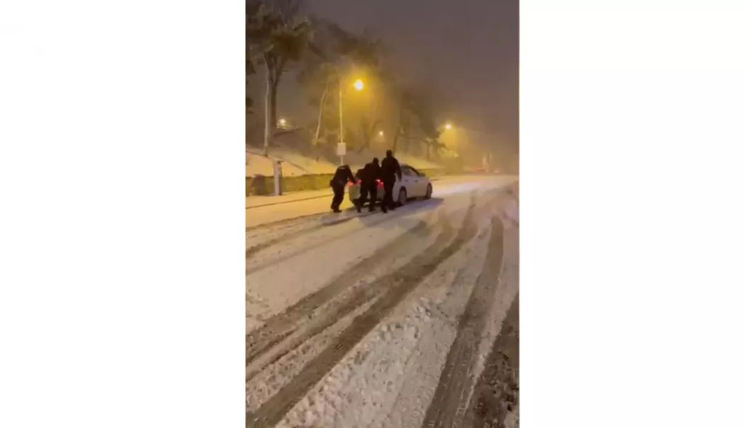 Jandarmii constănțeni au ajutat un șofer rămas blocat pe o stradă în pantă, în toiul nopții - 20260111-1768117133.webp