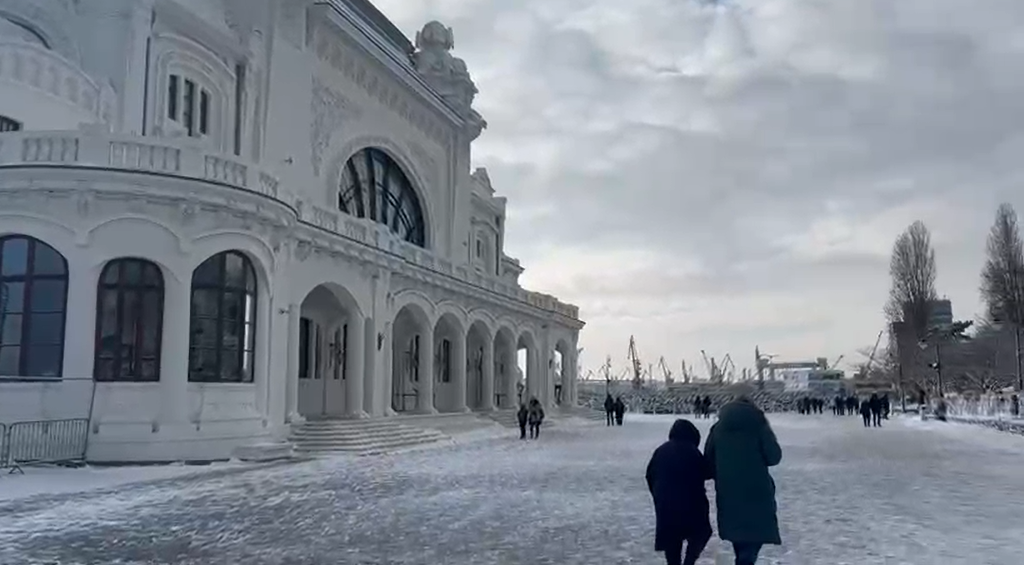 Peisajul de iarnă aduce mulți constănțeni pe faleza Cazinoului - 20260111-4-1768131167.webp