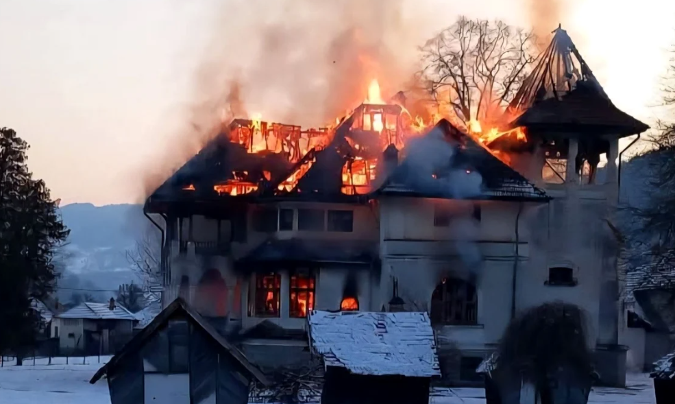 O casă istorică a ars ca o torță. Incendiul ar fi pornit de la joaca unor copii - 20260118-1-1768721449.webp