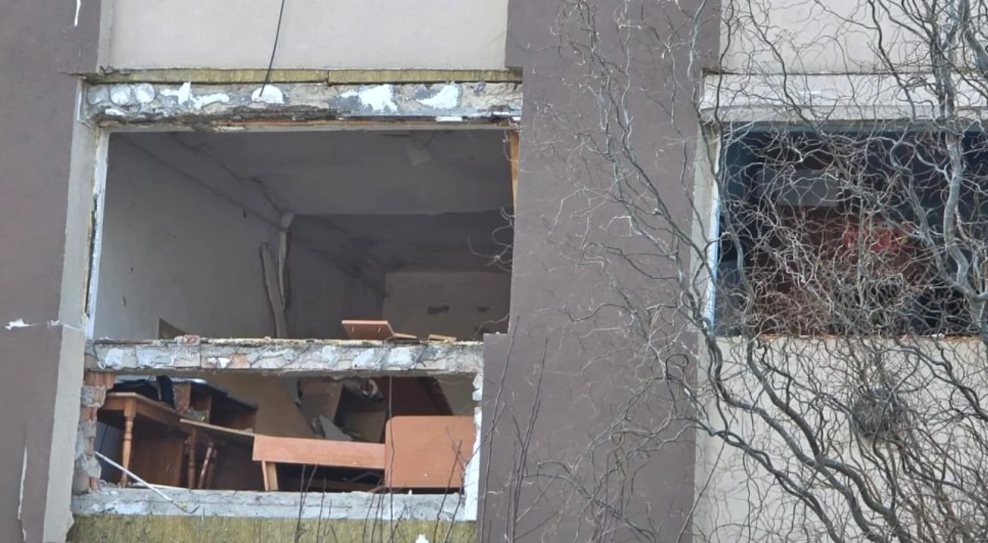 Explozie într-un bloc de locuințe. O persoană rănită și zeci de apartamente afectate - 20260118-5-1768732877.webp