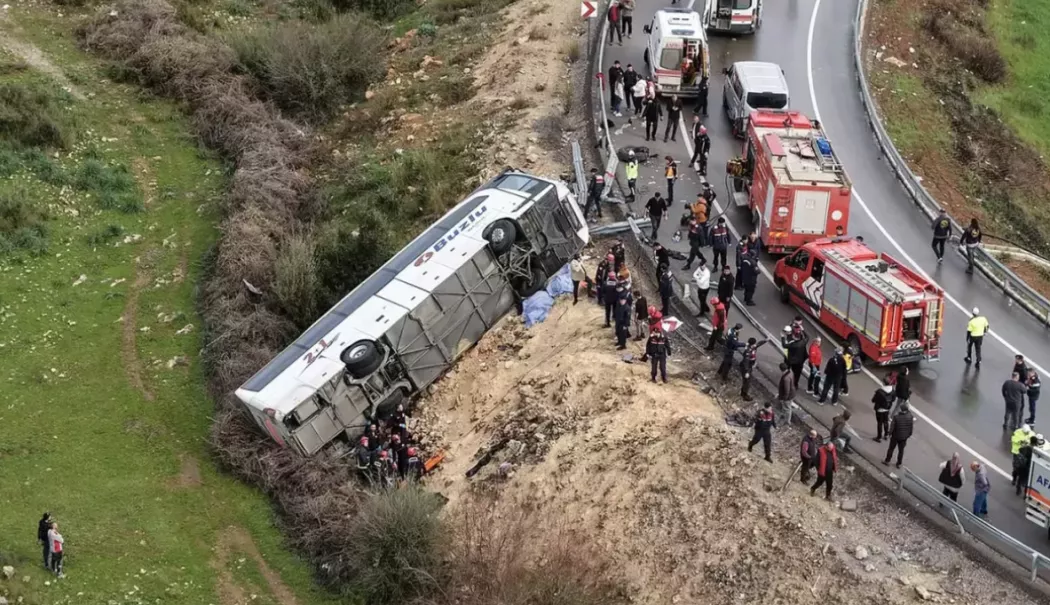 Tragedie fără margini! Opt morți și zeci de răniți după ce un autobuz s-a răsturnat la marginea drumului - 20260201-1-1769945772.webp