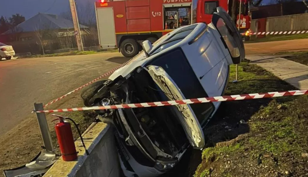 Mașină cu șase persoane răsturnată în afara șoselei. Două victime transportate la spital - 20260215-1-1771143271.webp