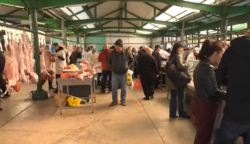 Forfotă în piețe înainte de Paște. Prețuri mari, cumpărători mai atenți