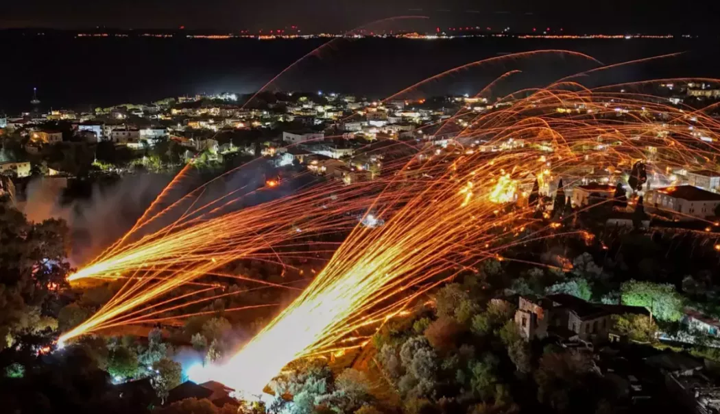 Spectacol impresionant în Grecia. Mii de rachete au luminat cerul de Paște pe insula Chios