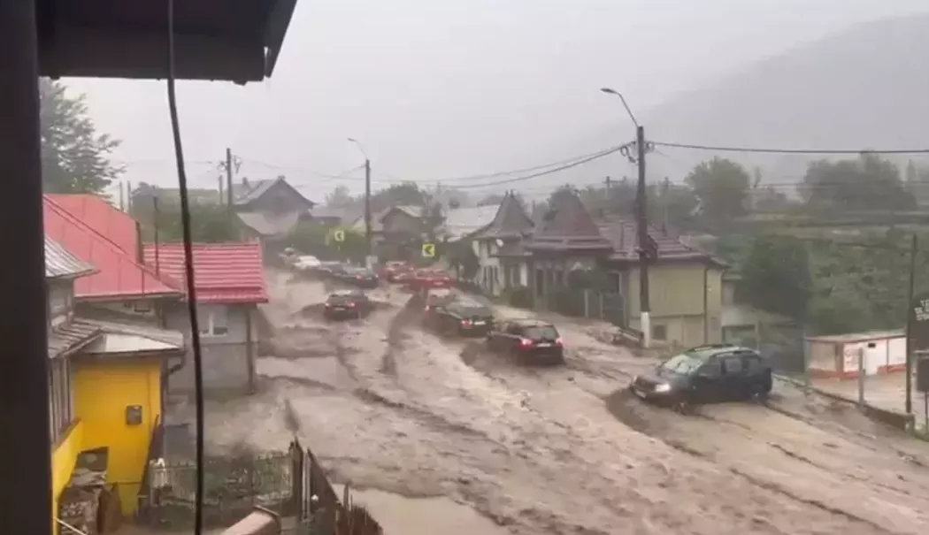 Foto - Ploile au făcut prăpăd în Bușteni. Mai multe străzi au fost inundate