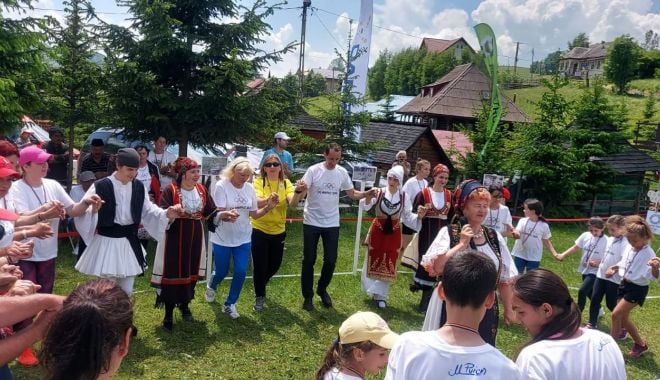 Olimpism / Maricica Puică şi Mihai Covaliu, în hora copiilor, de Ziua Olimpică, la Șirnea - 20558795157213373779412704279263-1624526612.jpg