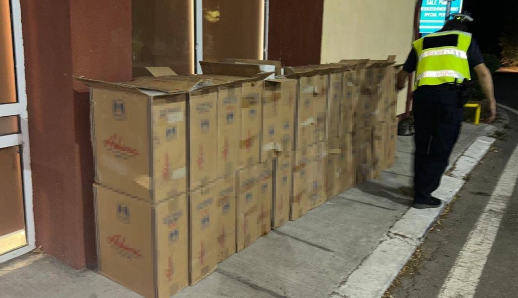 Doi cetățeni moldoveni au încercat să introducă ilegal în România sute de mii de țigări