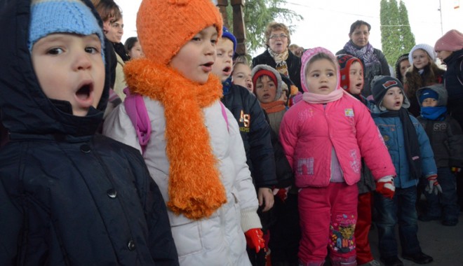 Cum înveți copilul mic să colinde - 20deccopilcolindecopy-1387556444.jpg