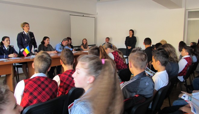 Sfaturi pentru elevii din Cumpăna, pentru a nu ajunge la cheremul infractorilor - 20octombrieprevenirecumpana-1413807356.jpg