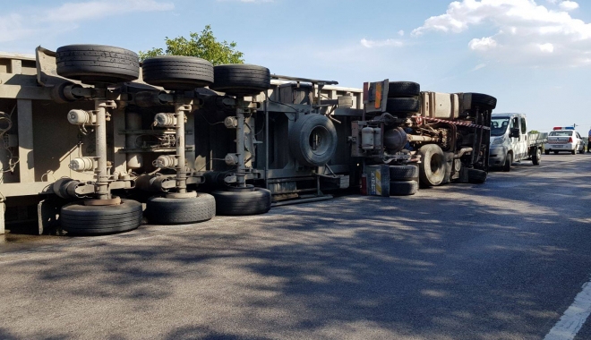 Camion răsturnat în apropiere de Cernavodă - 21534325157108243291453711097980-1504874638.jpg