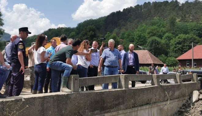 Premierul Florin Cîțu a inspectat localitățile afectate de inundații, din Alba. „Solidaritatea este importantă” - 21980198429989859902259419735362-1626616978.jpg