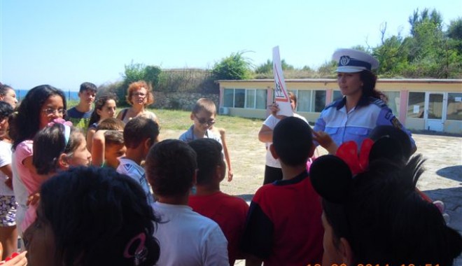 Sfaturi de la polițiștii de la Rutieră pentru copiii din taberele de pe litoral - 21augustrutieracopiitabere-1408624901.jpg