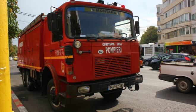 Pompierii, în alertă! INCENDIU pe Bulevardul Tomis din Constanța - 21decembrieincendiumasinadepompi-1419159761.jpg