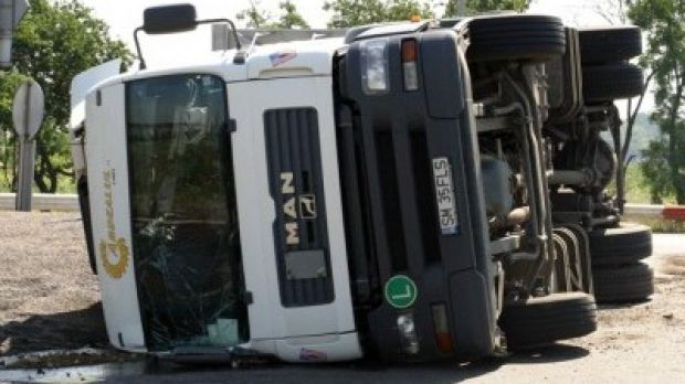 UPDATE - ACCIDENT în județul Constanța / TIR cu cherestea, răsturnat pe șosea - 21februarietirrasturnattechirghi-1392970871.jpg