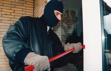 Hoț prins în flagrant, când spărgea un magazin - 21martiecernavodafurtmagazinalim-1395395977.jpg