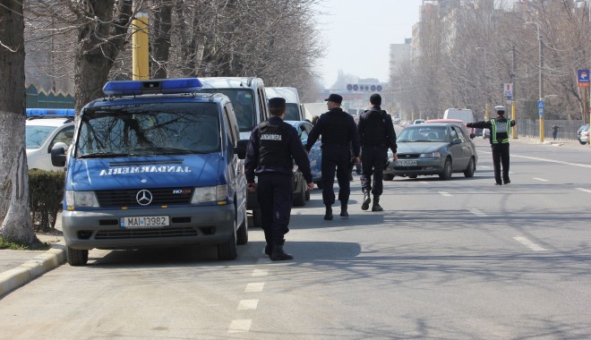 Ce au găsit polițiștii în urma raziei de amploare de astăzi, din Constanța - 21martierazieamploarepolitistise-1332339045.jpg
