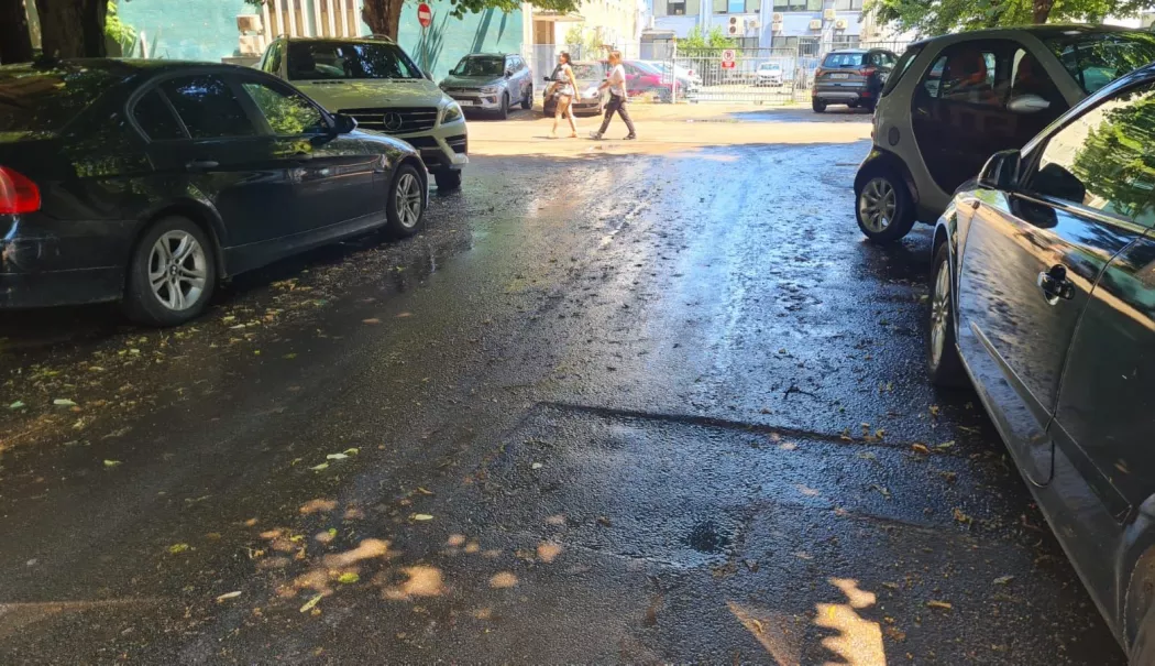Foto - Asfalt lipicios și senzație de hazna sub teii din Constanța