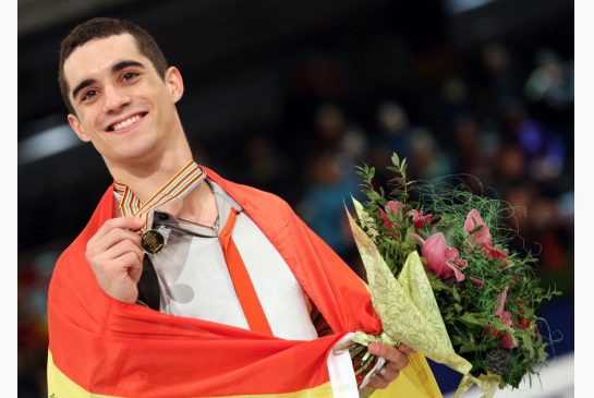 Javier Fernandez, port-drapelul delegației spaniole la Jocurile Olimpice de iarnă de la Soci - 2201javierdrapel-1390396698.jpg
