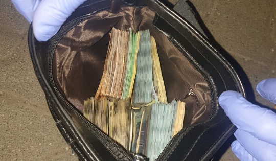 Doi tineri, reţinuţi de Poliţie, după ce au furat din casa unui bărbat 40.000 de euro și 64.000 de lei - 220512114719big2-1652355422.jpg