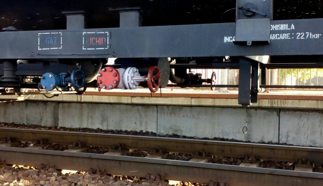 GALERIE FOTO / Pericol de explozie! Pierderi de gaze la un tren staționat în Saligny - 22449418160030547332556634303901-1507708295.jpg