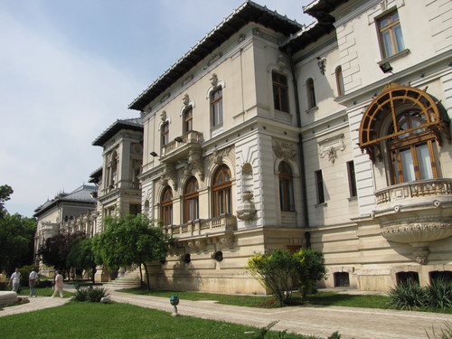 Președintele croat, primit la Palatul Cotroceni de Traian Băsescu - 22462463-1341215788.jpg