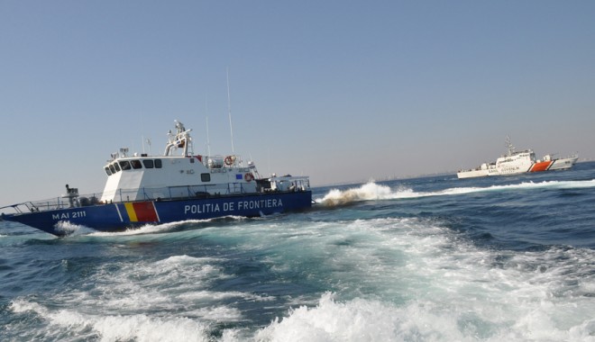 Polițiștii de frontieră demonstrează că știu să abordeze o navă de contrabandă - 2275m-1347012221.jpg