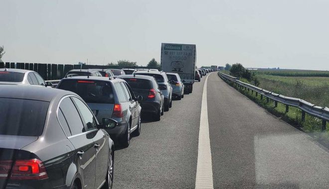 Trafic oprit pe A2, pe sensul Constanţa - Bucureşti; un autotren a luat foc! - 22831656360913511142389051993385-1695106183.jpg