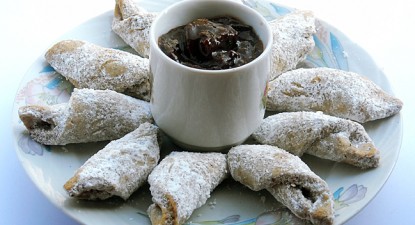 Cornulețe cu miere și nucă - 22948e78774c86e42ded049ea45517e7.jpg