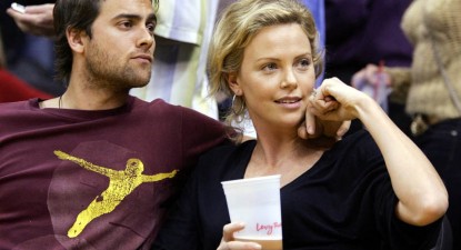 Charlize Theron s-a despărțit de Stuart Townsend, după o relație de nouă ani - 22ce23196c2ec6eadd651bf0ba7d4d75.jpg
