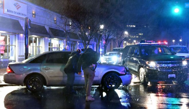 Panică în SUA! O mașină a intrat direct în convoiul lui Joe Biden - 23121721570801bidenmotorcadecras-1702882942.jpg
