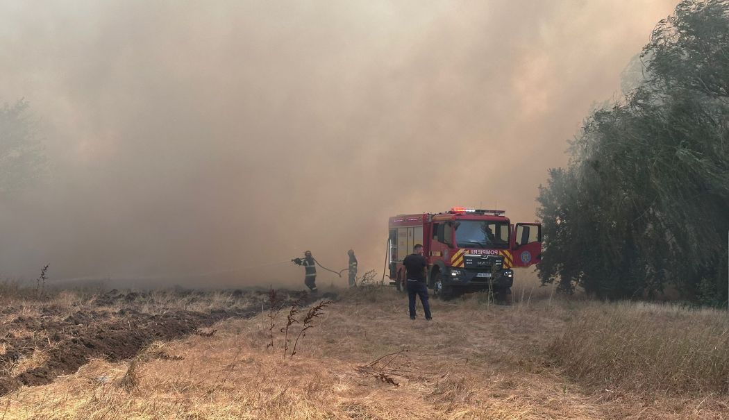 Incendiu în apropierea Căminului de bătrâni de la Poarta Albă. Zeci de persoane au fost evacuate!
