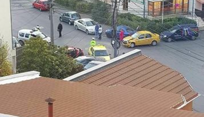 Accident grav la Casa de Cultură, cu două taxiuri. A fost solicitată ambulanța - 23548490150503815958291617269109-1510512547.jpg