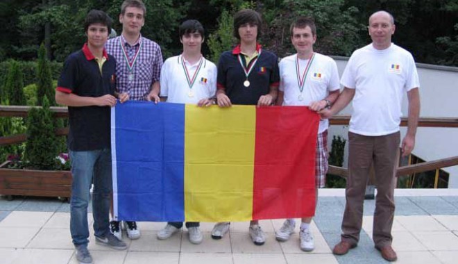 Elevii români, olimpici la informatică - 237144echipainformaticaolimpiada-1345133975.jpg
