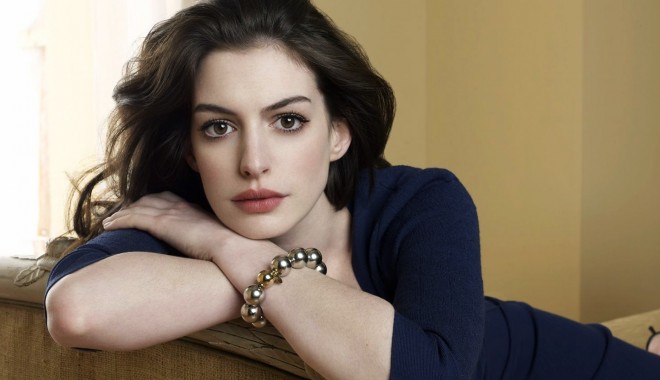Anne Hathaway, acuzată că a refuzat să dea mâna cu un ziarist de teamă să nu ia Ebola! - 2381annehathawaywidescreen-1414492591.jpg