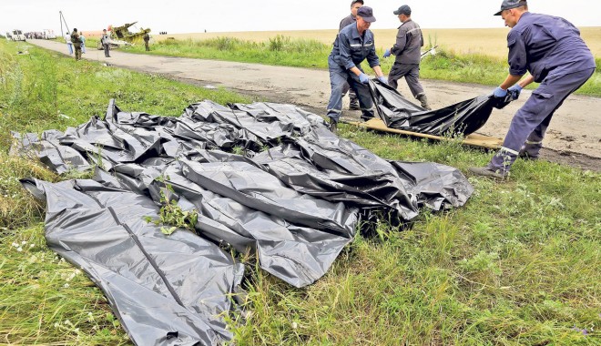 Australia suspectează că multe cadavre au rămas la locul prăbușirii avionului malaysian - 23cadavre2fdca19f52-1406113761.jpg