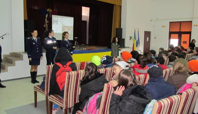 Adolescentul este agresiv? Polițiștii vă sfătuiesc să cereți ajutor - 23ianuarieprevenirepolitisti-1422021755.jpg
