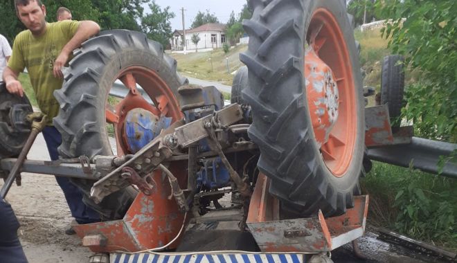 UPDATE. TRACTOR RĂSTURNAT. Un bărbat este prins sub vehicul - 23iulieprinstractorrasturnat-1595496202.jpg