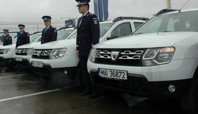 Noi mașini de poliție, distribuite în țară - 23noiembriemasiniduster-1416741105.jpg