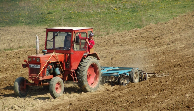 Fermierii scapă de sancțiuni din partea APIA în cazul contaminării accidentale a solului - 23tractorlaarat-1492352340.jpg