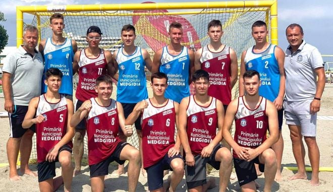 Juniorii A de la CS Medgidia, campioni judeţeni la handbal pe plajă - 24067769832731927094725487151931-1630413816.jpg