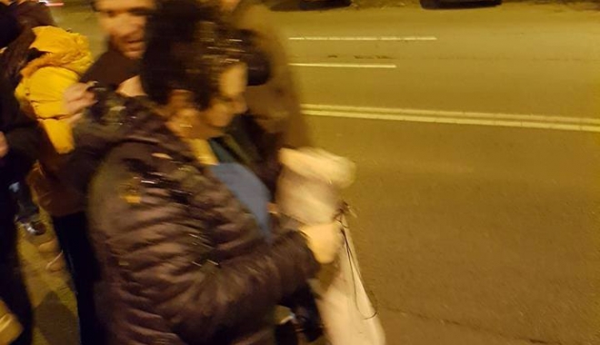 FOTO / Protestatarii din Constanța, LOVIȚI CU OUĂ - 24099468164621190540158950568746-1511723586.jpg