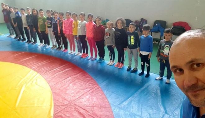 Lupte / Vasile Vicol începe munca de antrenor la Liceul cu Program Sportiv Constanţa - 24180142349187464181386968734657-1631526759.jpg