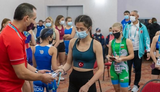 Lupte / Joi, deschiderea oficială a Campionatului Mondial de lupte pe plajă de la Constanţa - 24255514334292988428815981437319-1632391238.jpg