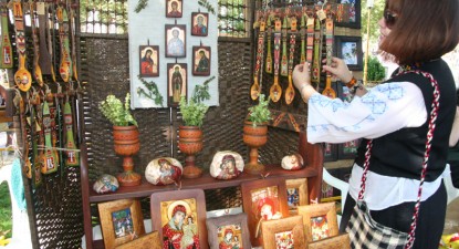 Târgul meșterilor populari și-a deschis ieri porțile celei de-a XI-a ediții (galerie foto) - 242a8c36a678c95894e2bd8c2522d1d7.jpg