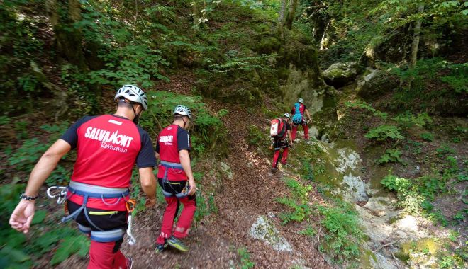 Se fac eforturi pentru salvarea a doi turiști epuizați. Din cauza greutății, unul dintre ei nu poate fi cărat cu targa - 247323articol-1656230474.jpg