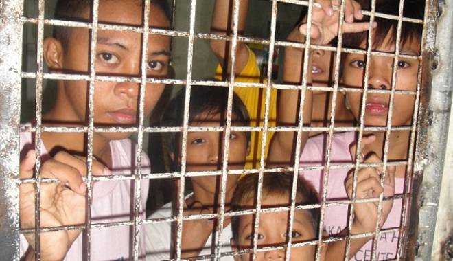 Imagini șocante! Sute de copii ai străzii din Manila, LEGAȚI ÎN LANȚURI, înainte de vizita Papei - 24a2f7bf000005782906730imagea211-1421328878.jpg
