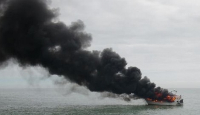 NAVĂ CUPRINSĂ DE FLĂCĂRI. CE S-A ÎNTÂMPLAT CU MARINARII DE LA BORD - 24demarinarisalvati-1467804519.jpg