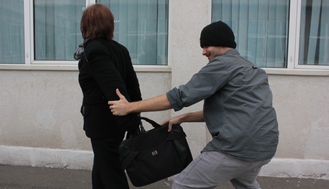 Încă un tâlhar, prins pe străzile din Mangalia - 24ianuarietalhariemangalia11-1390558824.jpg